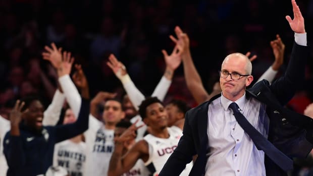 dan_hurley_and_huskies_go_crazy.jpg
